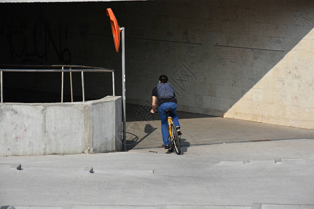 骑自行车的人沿着马路骑行图片