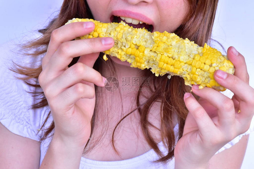 吃玉米的女孩特写图片