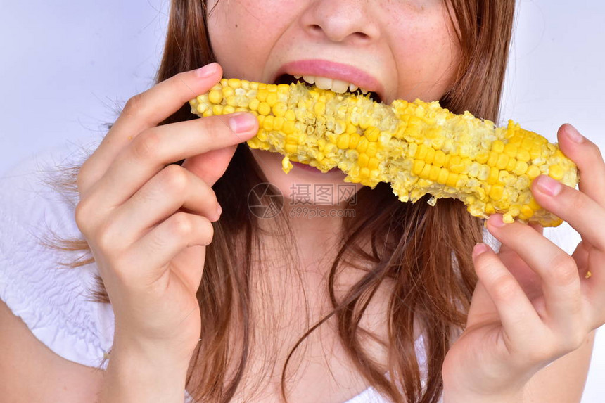 吃玉米的女孩特写图片