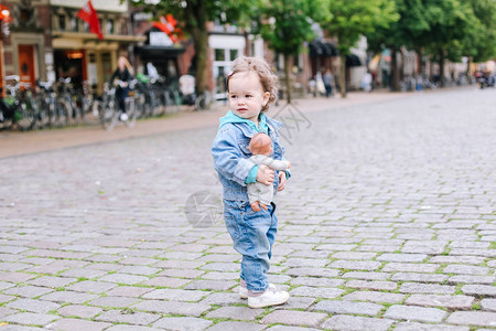 穿着牛仔裤衣服的卷毛女婴带着你的娃图片