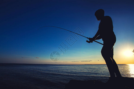 太阳下山背景上的渔民的轮光影片Shillho图片