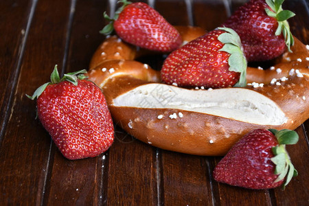 木制背景中的草莓和椒盐脆饼图片