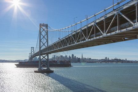旧金山的天线由海湾大桥图片