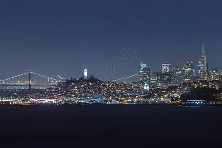 旧金山的天际线在晚上美国图片