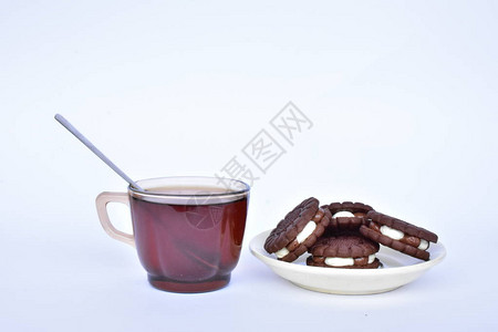 一杯咖啡和巧克力曲奇图片