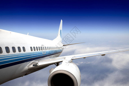 蓝天背景的飞机蓝图片