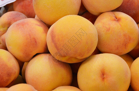 内橘桃子和杏仁新鲜的成熟水果背景图片
