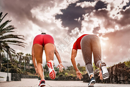运动员朋友在日落户外跑步图片