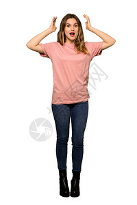 拍摄一个穿粉红色毛衣的青少年女孩全长镜头图片