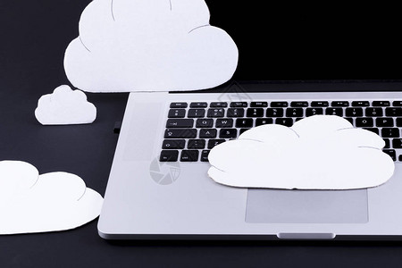 云计算概念在黑背景的笔记本电脑键盘上方图片
