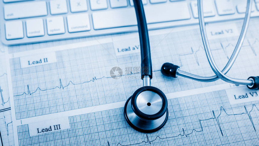 桌子上的心脏护理的心电图概念图片
