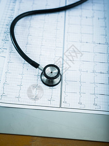 书桌上心脏护理的心电图概念图片