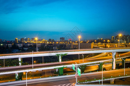 鸟瞰夜间立交桥上海图片