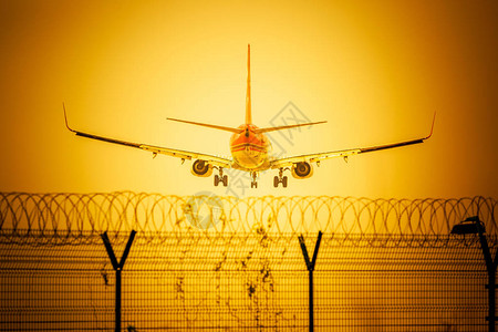 从机场跑道起飞的客运飞机橙色起降机图片