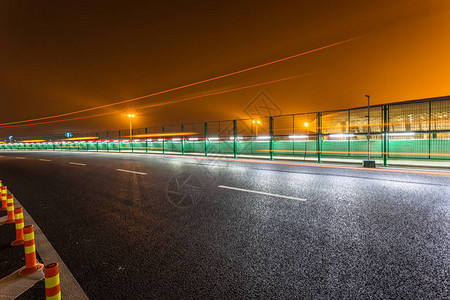 夜间的机场交通运动图片