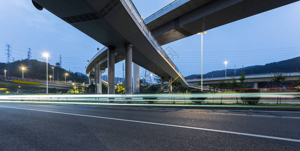 在立交桥高速公路上行驶的汽车图片