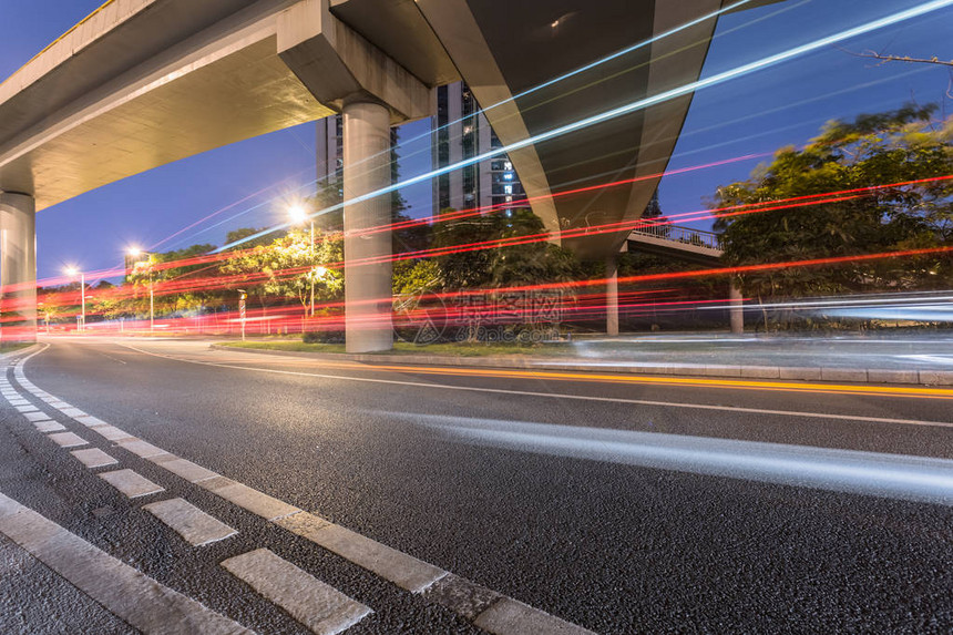 在立交桥高速公路上行驶的汽车图片