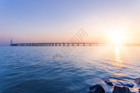 日落时长江上的现代桥梁背景图片