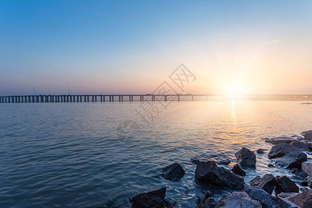 日落时长江上的现代桥梁图片