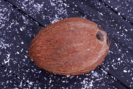 全熟椰子水果新鲜的异国椰子和椰子片在黑背景图片