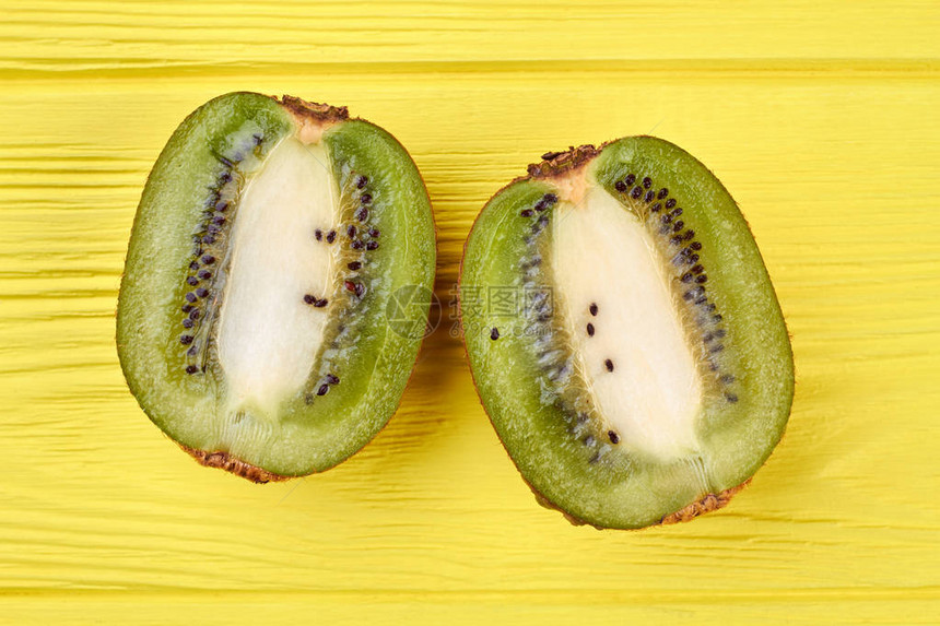 Kiwi水果被切成半块图片