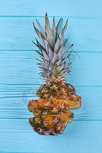 在彩色背景上切片菠萝菠萝在蓝色木制背景上切片水果茶图片