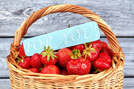 鲜熟的草莓果汁草莓和绿松石卡图片