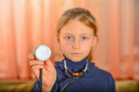 一个女孩手里握着一个听诊器图片