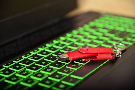 红色USB闪存盘就在绿色笔记图片