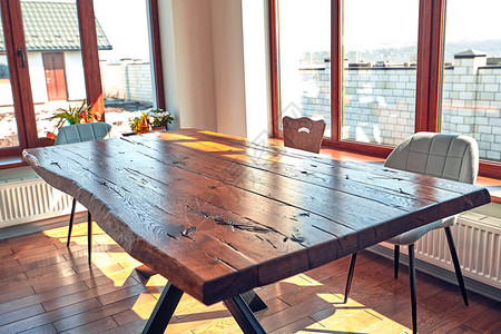 现代房子的内部有木桌的餐厅复制空间图片