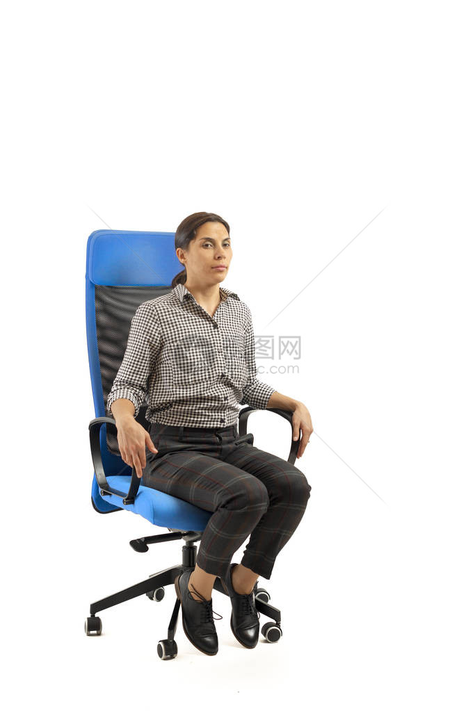 妇女坐在办公椅上做运动时图片