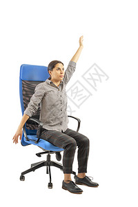 女人坐在办公椅上做运动图片