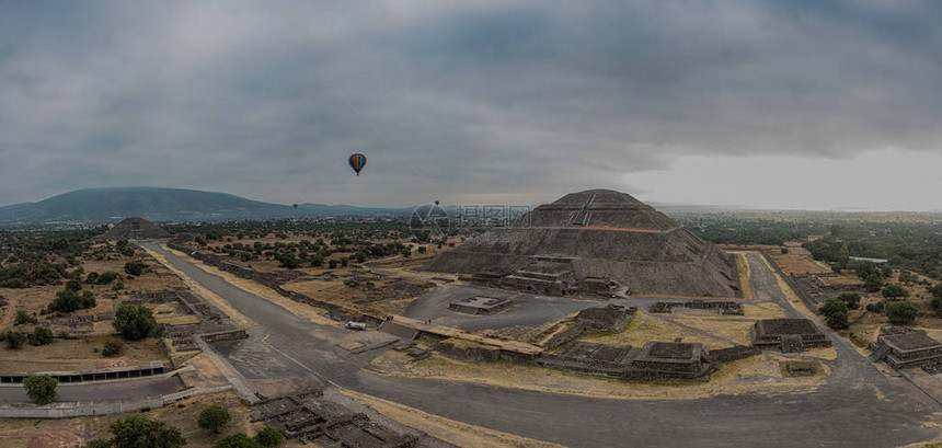从热气球中看到的墨西哥下峡谷大道和日月金字塔的Teotihuacan废墟及图片