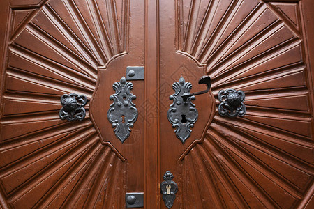 复古门把手和彩绘木门的钥匙孔特写照片图片