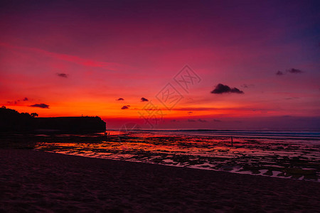 巴厘岛的海浪和明亮的日落或日出图片