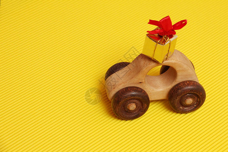 木制汽车玩具和金色礼盒图片