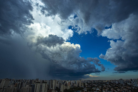 阴暗而戏剧雨云飞机带着暴风云起飞巴西南美圣保罗市的图片