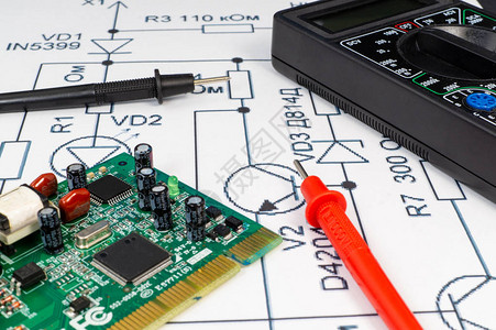 在电路背景上检查计算机板的多米探测图片
