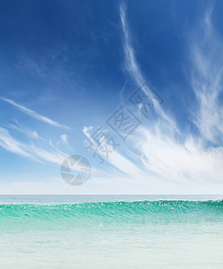 夏季热带海有波浪蓝色天空有云雾完图片