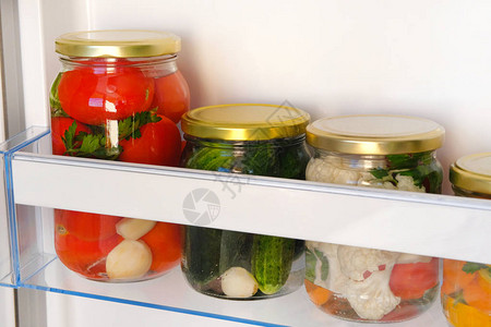 冰箱架子上各种自制咸菜罐头图片