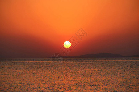 海上日落红太阳在清晨升起在海洋之上清晨图片