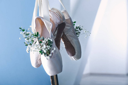 在演播室挂芭蕾舞鞋图片