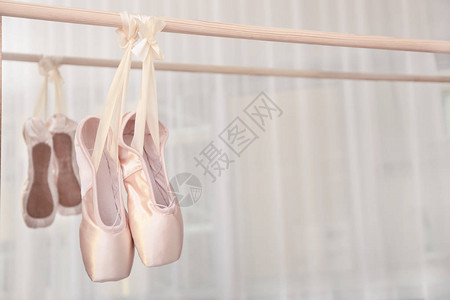 芭蕾舞鞋挂在工图片
