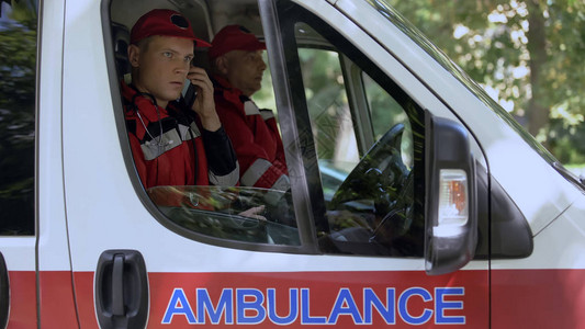 男医护人员接病人电话专业救护车图片