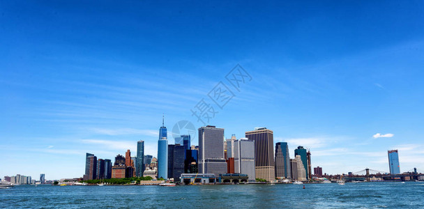 从渡轮上俯瞰曼哈顿下城的天际线图片