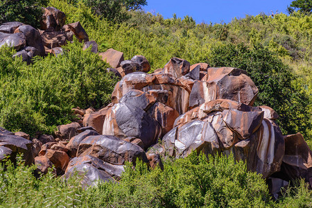 在南非Camdeboo公园拍摄的精密大块岩石在阳光明媚有蓝天的日图片