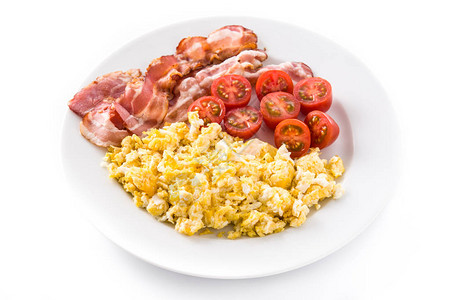 用炒鸡蛋培根和西红柿的早餐孤立图片