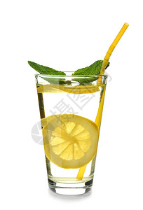 杯在白色背景的可口冷柠檬水图片