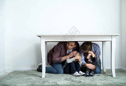 室内地震期间家庭情图片