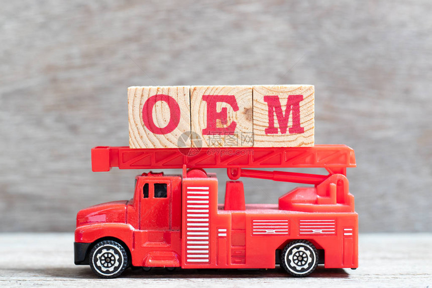 红色消防车在木材背景上用OEM缩写原始设备制造商图片